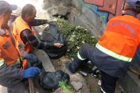 Одесские коммунальщики ежедневно моют улицы и площади города (фото)
