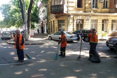 Одесские коммунальщики ежедневно моют улицы и площади города (фото)