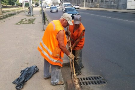 Одесские коммунальщики ежедневно моют улицы и площади города (фото)