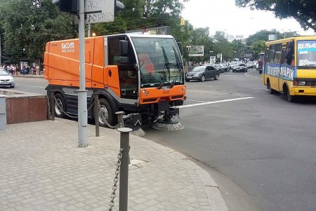 Одесские коммунальщики ежедневно моют улицы и площади города (фото)