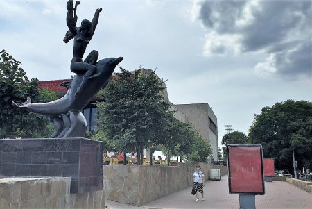 Восстановлены основания памятника Вере Холодной и скульптуры «Девушка с дельфином» (фото)