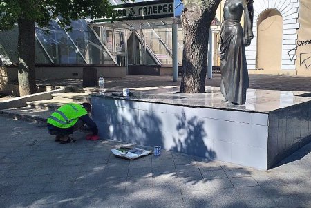 Восстановлены основания памятника Вере Холодной и скульптуры «Девушка с дельфином» (фото)