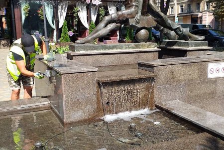 Восстановлены основания памятника Вере Холодной и скульптуры «Девушка с дельфином» (фото)