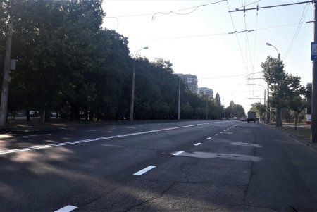 Дорожную разметку обновляют на улице Михаила Грушевского (фото)