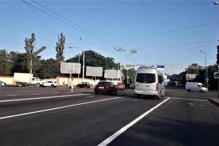 Дорожную разметку обновляют на улице Михаила Грушевского (фото)