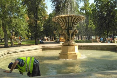 Шесть одесских фонтанов помыли и очистили от мусора (фото)