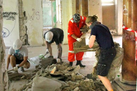 «Замок Монстров»: волонтеры привели в порядок территорию дачи Анатры (фоторепортаж)