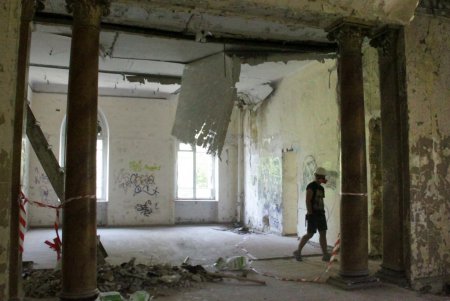 «Замок Монстров»: волонтеры привели в порядок территорию дачи Анатры (фоторепортаж)