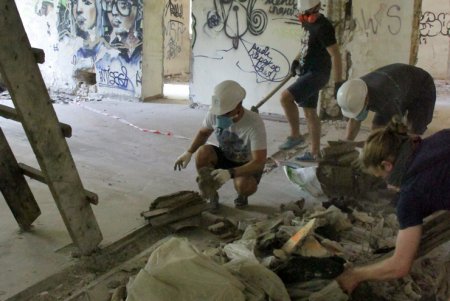 «Замок Монстров»: волонтеры привели в порядок территорию дачи Анатры (фоторепортаж)