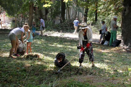 «Замок Монстров»: волонтеры привели в порядок территорию дачи Анатры (фоторепортаж)
