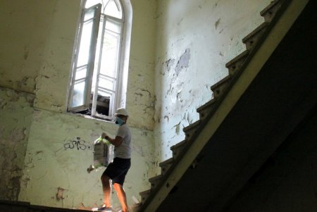«Замок Монстров»: волонтеры привели в порядок территорию дачи Анатры (фоторепортаж)
