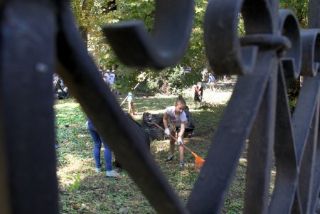 «Замок Монстров»: волонтеры привели в порядок территорию дачи Анатры (фоторепортаж)
