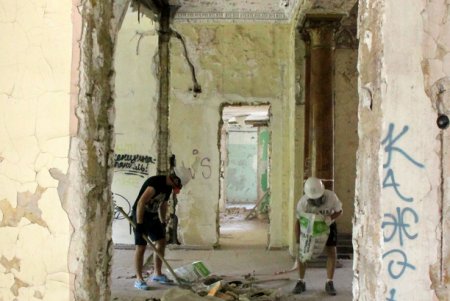 «Замок Монстров»: волонтеры привели в порядок территорию дачи Анатры (фоторепортаж)
