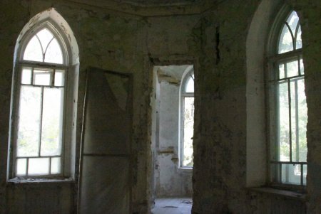 «Замок Монстров»: волонтеры привели в порядок территорию дачи Анатры (фоторепортаж)