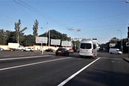 Коммунальщики обновили дорожную разметку на Химической (фото)