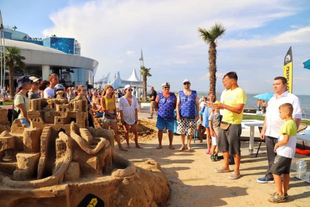 Песчаные скульптуры морских обитателей создали на Ланжероне (фото)