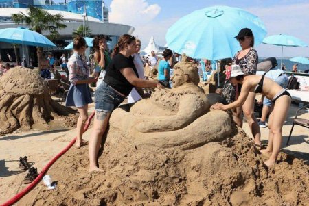 Песчаные скульптуры морских обитателей создали на Ланжероне (фото)
