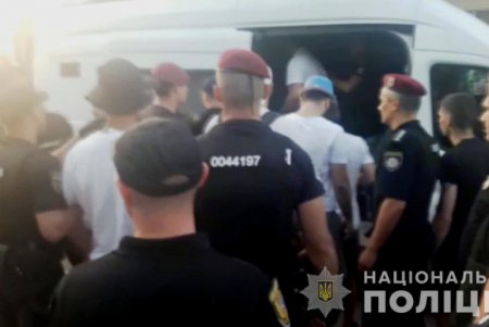 Правоохранители обеспечили общественный порядок во время матча за Суперкубок Украины (фото, видео)