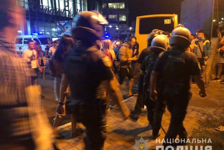 Правоохранители обеспечили общественный порядок во время матча за Суперкубок Украины (фото, видео)
