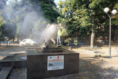 Более 30 памятников коммунальщики моют два раза в месяц (фото)