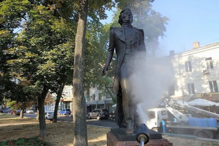 Более 30 памятников коммунальщики моют два раза в месяц (фото)