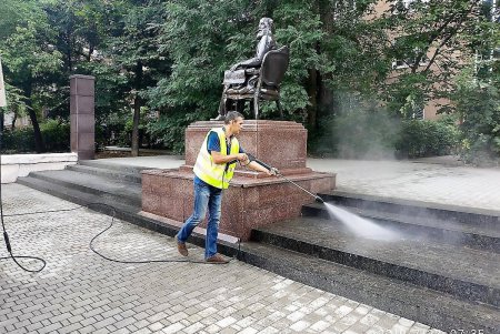 Более 30 памятников коммунальщики моют два раза в месяц (фото)