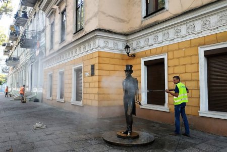 Более 30 памятников коммунальщики моют два раза в месяц (фото)