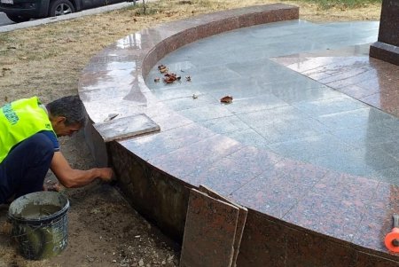 Памятник Адаму Мицкевичу на Александровском проспекте отремонтировали и помыли (фото)