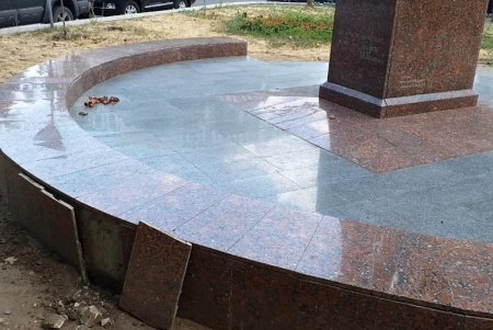 Памятник Адаму Мицкевичу на Александровском проспекте отремонтировали и помыли (фото)