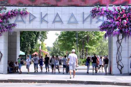 Улица Генуэзская: стеклянные многоэтажки вместо зелени и вида на море (фоторепортаж)