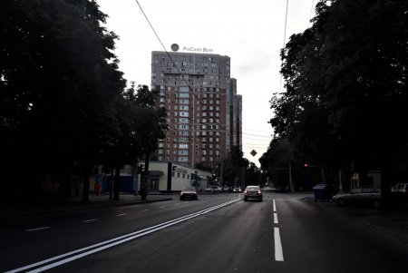 Коммунальщики обновляют дорожную разметку на Молдаванке (фото)