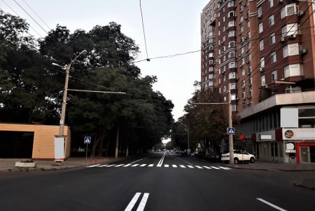 Коммунальщики обновляют дорожную разметку на Молдаванке (фото)