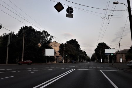 Коммунальщики обновляют дорожную разметку на Молдаванке (фото)