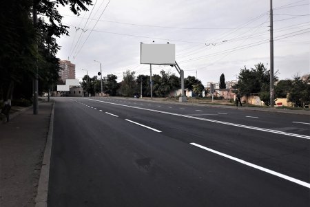 Коммунальщики обновляют дорожную разметку на Молдаванке (фото)