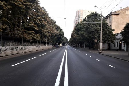 Коммунальщики обновляют дорожную разметку на Молдаванке (фото)