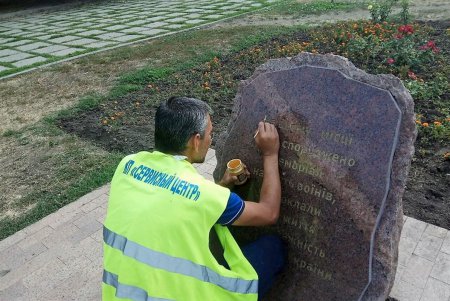 Коммунальщики обновляют надписи на памятниках и наносят антивандальное покрытие (фото)