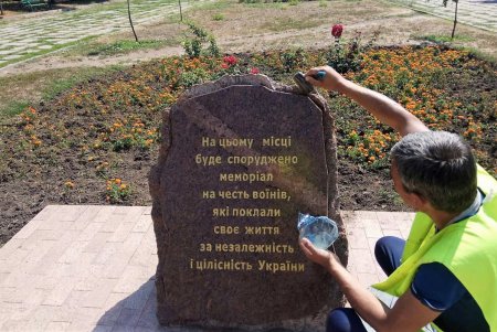 Коммунальщики обновляют надписи на памятниках и наносят антивандальное покрытие (фото)