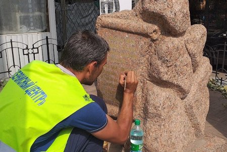 Коммунальщики обновляют надписи на памятниках и наносят антивандальное покрытие (фото)