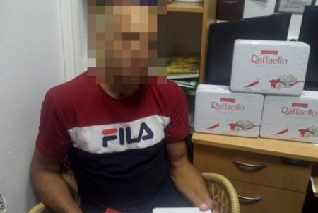 Полицейские не дали поживиться нечистым на руку любителям спиртного и конфет в одесских супермаркетах (фото) 