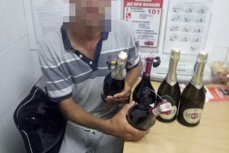 Полицейские не дали поживиться нечистым на руку любителям спиртного и конфет в одесских супермаркетах (фото) 