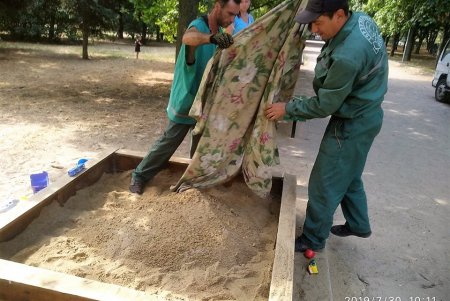 Для одесских детских песочниц закупили 15 тонн речного песка (фото)