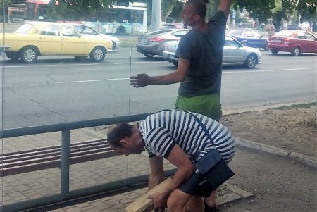 Коммунальщики восстанавливают разбитые стекла на остановках (фото)