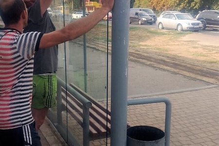 Коммунальщики восстанавливают разбитые стекла на остановках (фото)