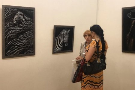 Уникальные картины на черной замше можно посмотреть в Литературном музее (фото)