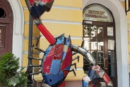 Трехметровый рак «поселился» на улице Жуковского (фото)