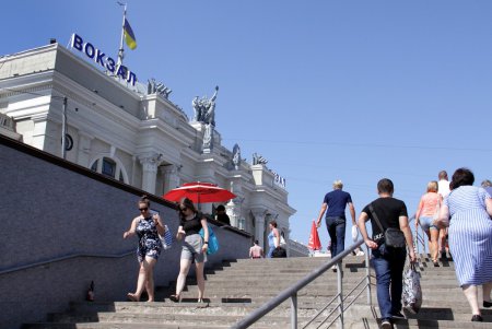 Курортный сезон: жeлезнодорожный вокзал «Одесса-Главная» (фоторепортаж)