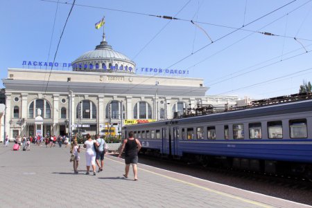 Курортный сезон: жeлезнодорожный вокзал «Одесса-Главная» (фоторепортаж)