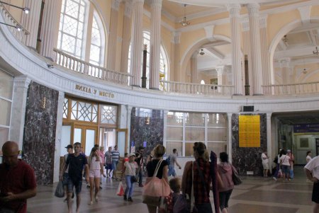 Курортный сезон: жeлезнодорожный вокзал «Одесса-Главная» (фоторепортаж)