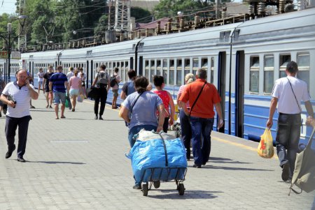 Курортный сезон: жeлезнодорожный вокзал «Одесса-Главная» (фоторепортаж)