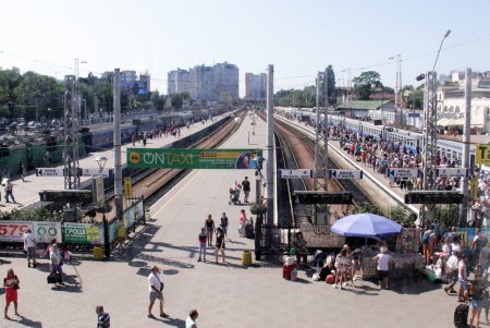 Курортный сезон: жeлезнодорожный вокзал «Одесса-Главная» (фоторепортаж)